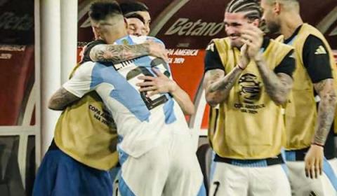 劳塔罗拥抱梅西!2-0阿根廷全胜晋级，带您了解具体情况