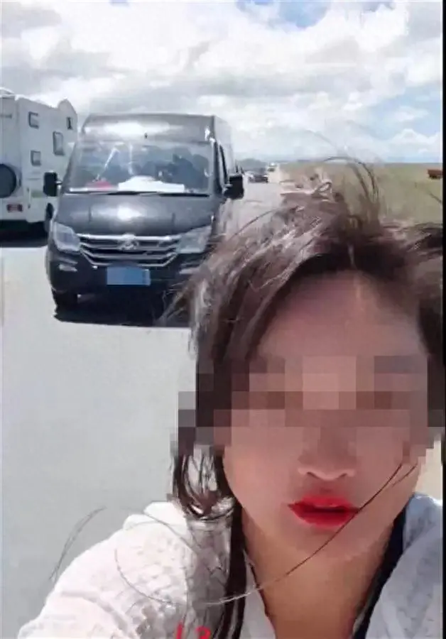 徒步旅行女主播公路边直播时被车撞，引发网友热议