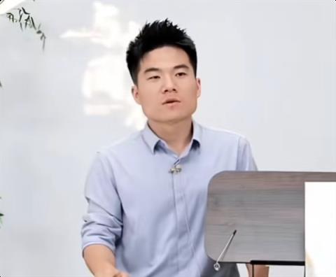 董宇辉回应“居里夫人”事件时再出口误！将钋读为bu-趣考网