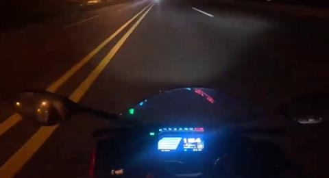 极速超150km/h男子骑摩托公路上狂飙撞上特斯拉：现场惨烈-趣考网