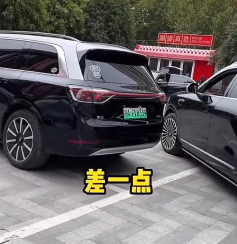 两台问界M9自动泊车抢一个车位：两个小艺杠上了谁也不让谁-趣考网
