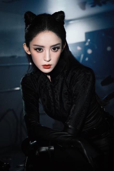古力娜扎COS猫女造型：紧身黑衣高挑身材-趣考网