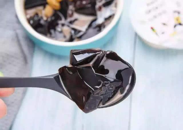 烧仙草是什么做的(浅谈烧仙草的成分与做法)