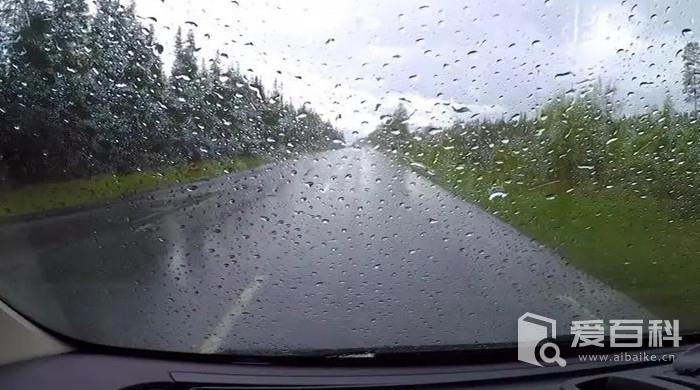 暴雨天怎么判断车有没有进水 下雨天如何判断发动机是否进水