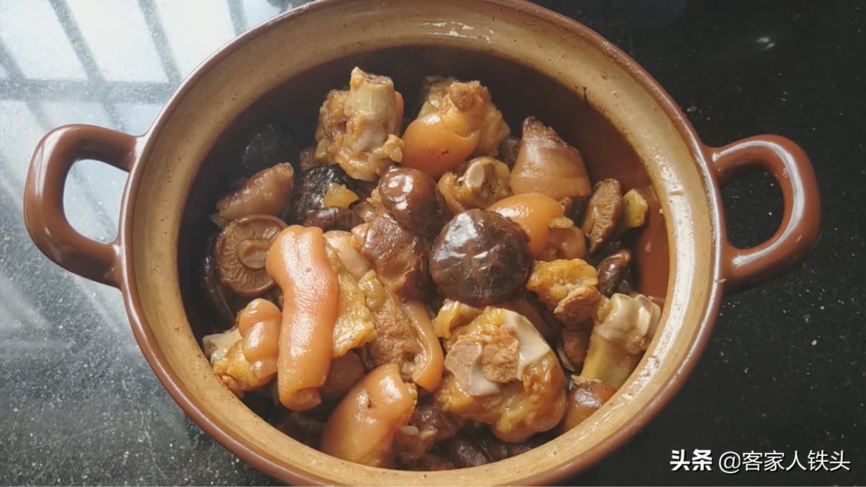 猪蹄加什么菜炖好吃？ 香菇炖猪脚(图10)