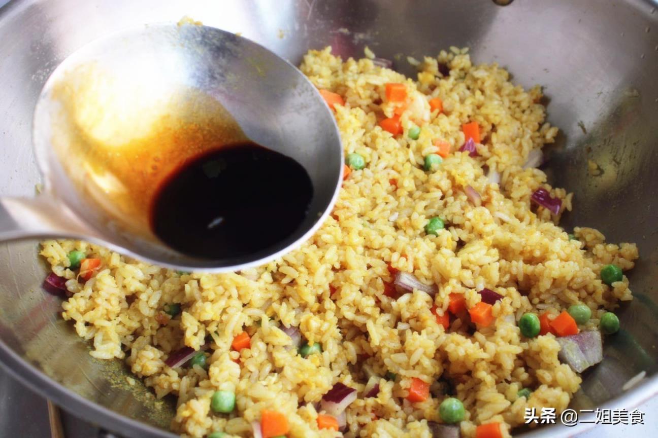 咖喱蛋炒饭怎么做的简单又好吃，做咖喱炒饭，教您一招，粒粒分明(图8)