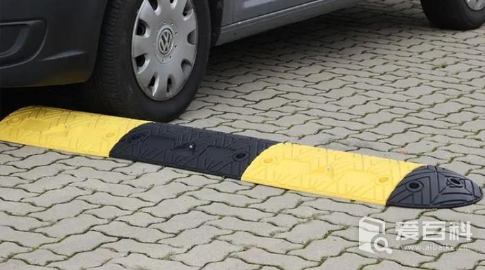 减速带怎么过不伤车？汽车怎么过减速带不伤车
