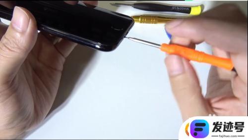 苹果手机怎么自己撬开？iPhone屏幕拆卸注意事项
