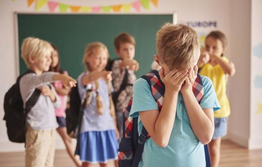 孩子上幼儿园不合群是怎么回事？孩子不合群家长怎么引导-图1