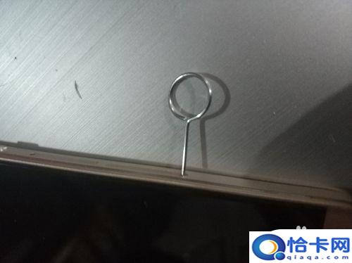 手机中的卡怎么开口怎么拔