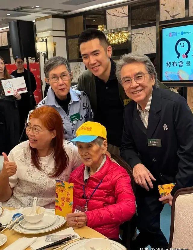姜大卫父子罕见同框！姜大卫身子骨很硬朗，儿子姜卓文长相很反派