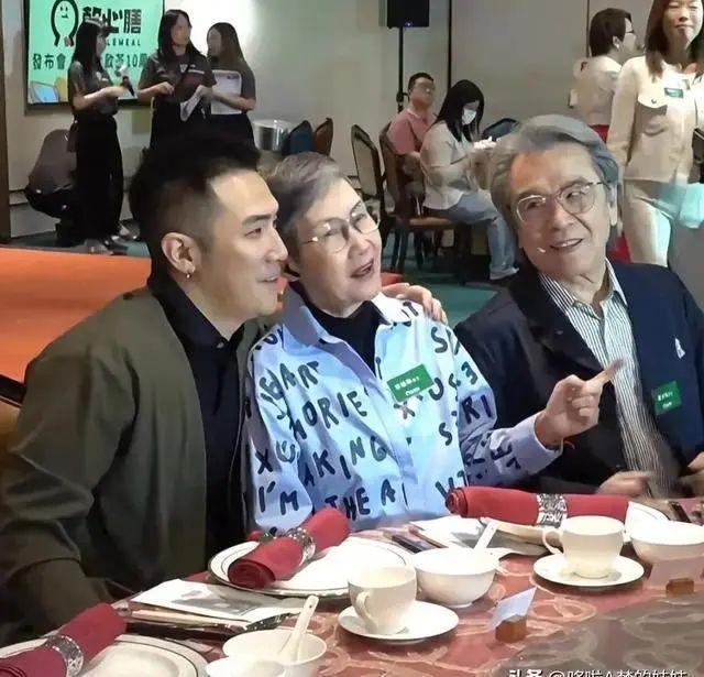 姜大卫父子罕见同框！姜大卫身子骨很硬朗，儿子姜卓文长相很反派(图2)