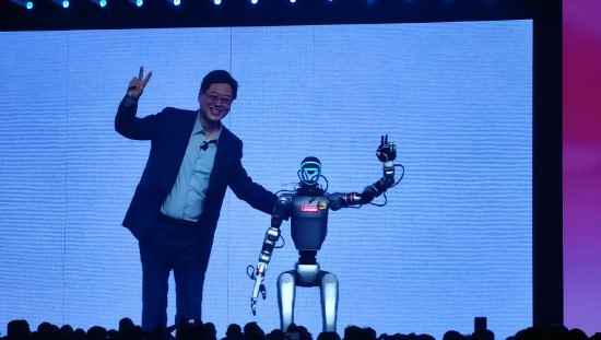 杨元庆亲自挂工牌的硅基员工是“人精”  直言只想上班陪CEO打太极(图1)