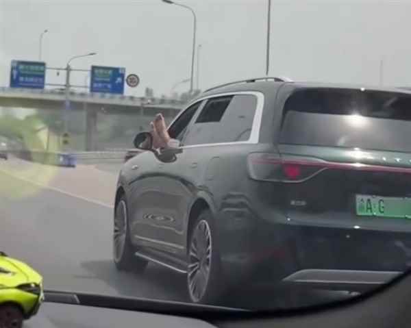 问界M9司机双脚悬窗外开车被举报 交警：已了解、正核查