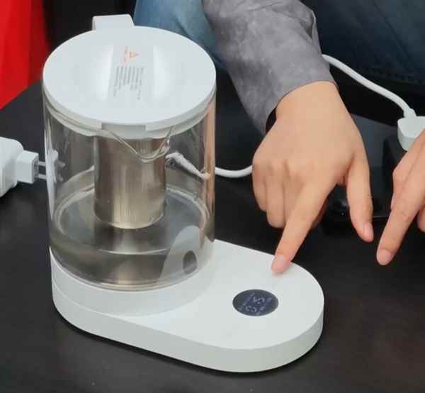 王腾爆改REDMITurbo4 Pro：烧水壶、电风扇插手机上取电(图3)