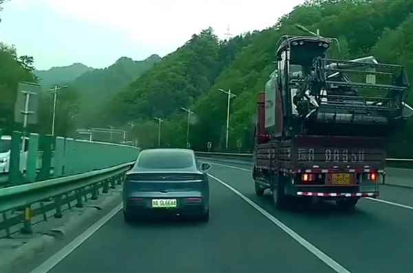 该怎么治！又见高速龟速车挡路：后车狂闪远光灯无济于事(图2)
