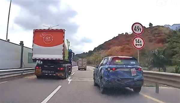 某车企测试车辆追尾小货车：直接将其怼翻在地(图2)