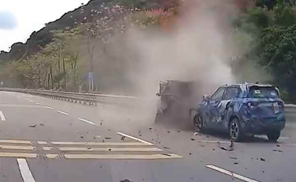 某车企测试车辆追尾小货车：直接将其怼翻在地(图5)