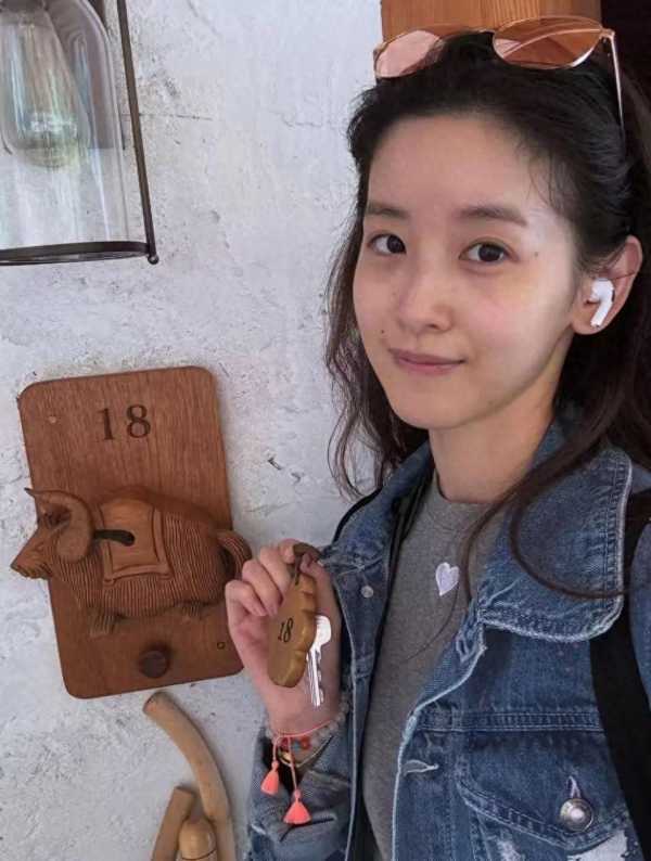 31岁“奶茶妹妹”章泽天晒旅行照，具体情况如何？