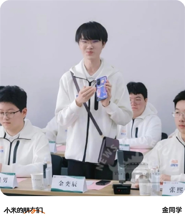 初代“小孩哥”向雷军做汇报：点亮小米1S手机 真挚告白小米(图4)