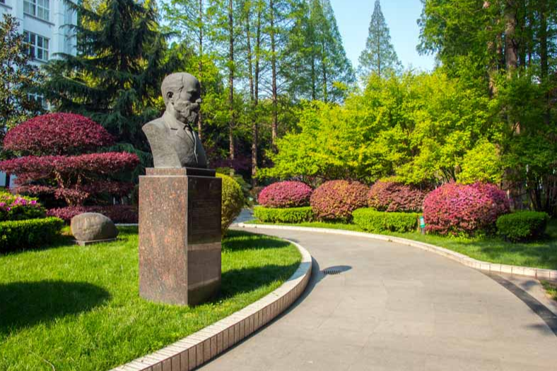 国内“含金量”很高的5所医学院，就业前景广阔，毕业生是香饽饽(图8)