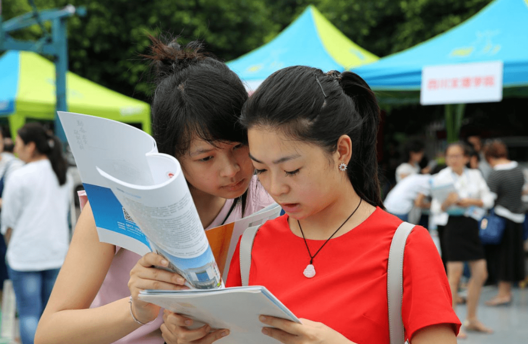 为了家长的期盼，低分报考985、211大学，毕业后却难以就业！(图1)