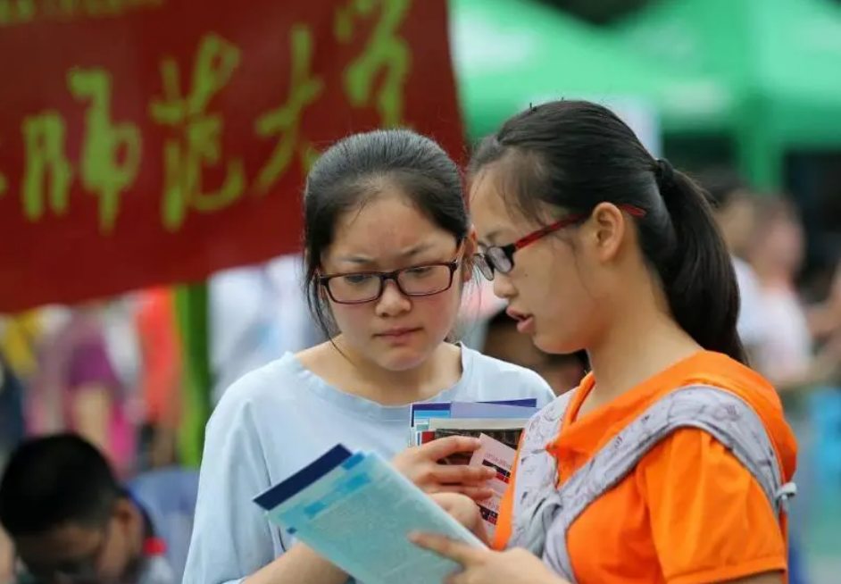 为了家长的期盼，低分报考985、211大学，毕业后却难以就业！(图2)