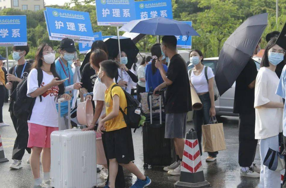 大一新生开学需要带什么？“被子”要不要带？看完就明白了(图3)