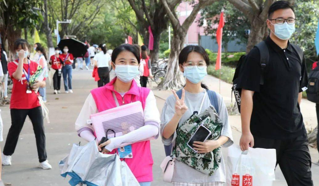大一新生开学报到，是自己去更好，还是带家长一起去更好？(图3)