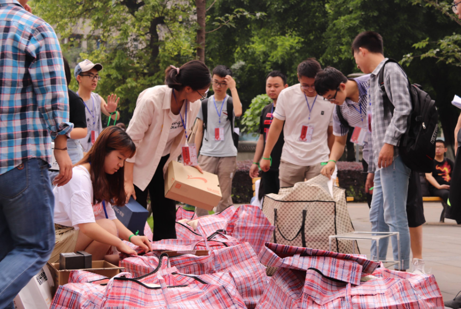 大一新生开学报到，是自己去更好，还是带家长一起去更好？(图5)
