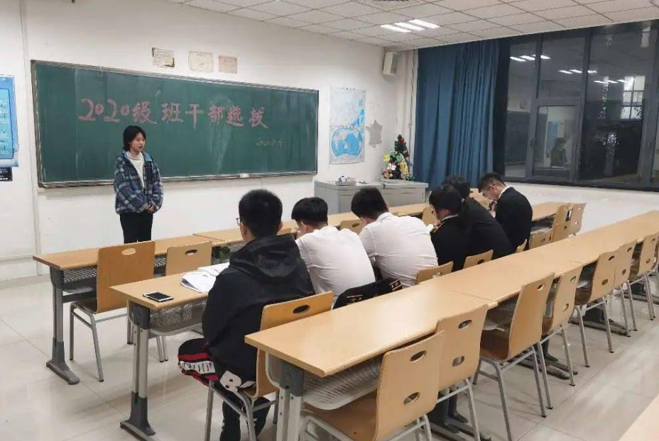 大一新生上大学要不要竞选班委？有利有弊，看完就明白了(图3)