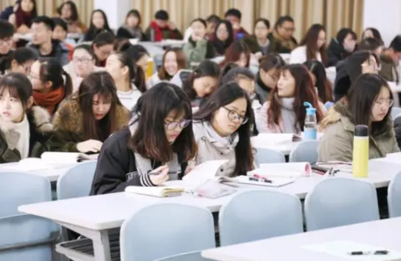 大一新生上大学要不要竞选班委？有利有弊，看完就明白了(图4)