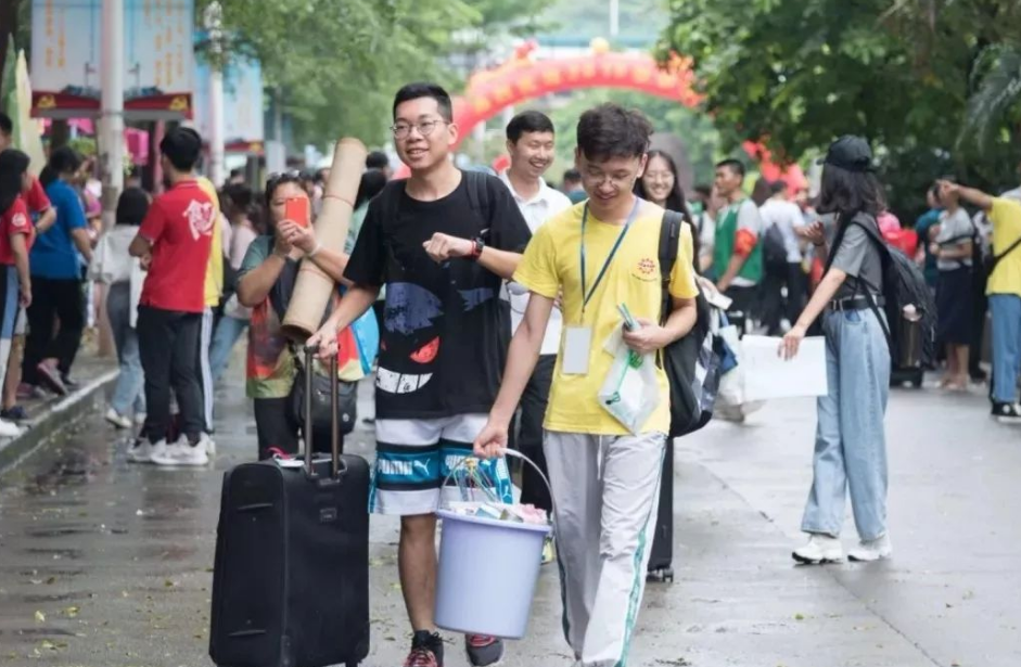 大一新生开学要带哪些东西？可不要“搬家”，带这几样东西就够了(图2)