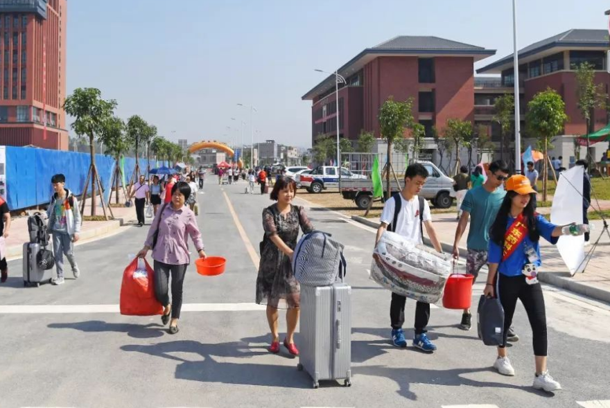 大一新生开学要带哪些东西？可不要“搬家”，带这几样东西就够了(图3)