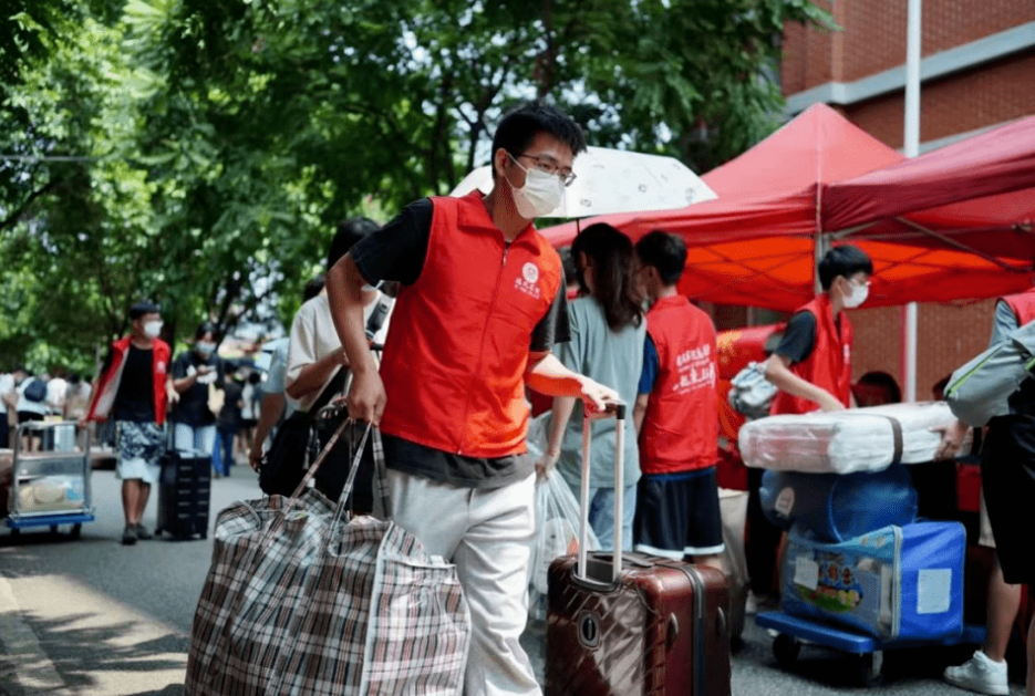 大一新生开学去大学报到，需不需要提前到校？看完就明白了(图2)