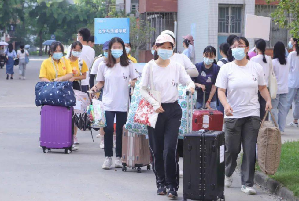 大一新生开学去大学报到，需不需要提前到校？看完就明白了(图5)