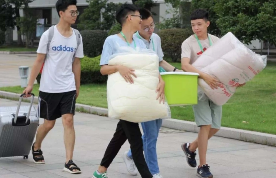 大一新生开学报到要不要带“被子”？这个建议很中肯，看完就明白(图2)