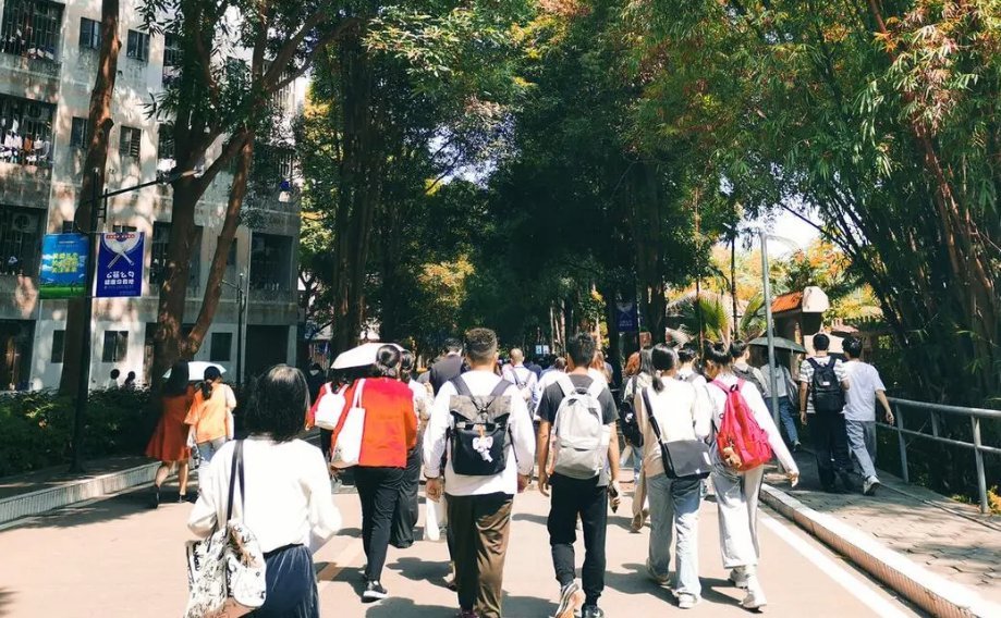 大学录取通知书到手后，要保管好这个特殊物件，用处比较大-趣考网