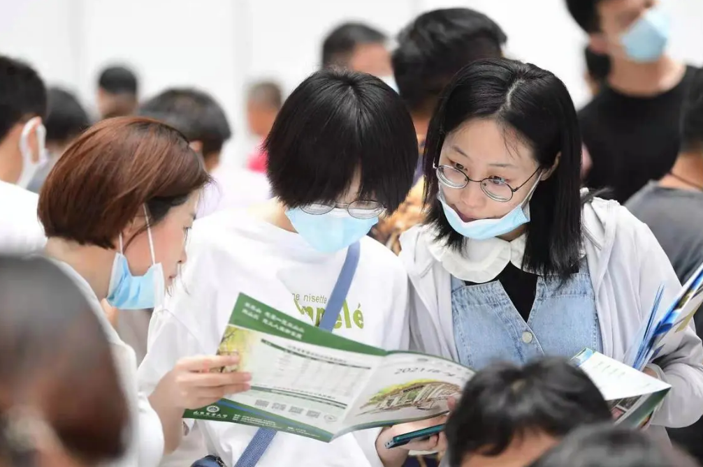 高考只考了300多分，家长该如何给孩子规划？这样选不比本科生差