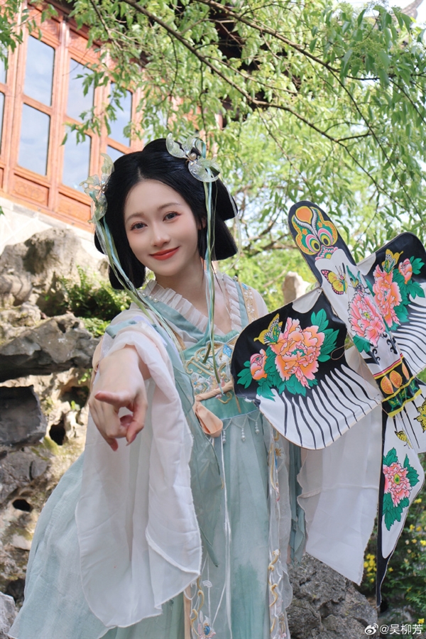 吴柳芳模仿周星驰名场面引争议 网友评价：太尬