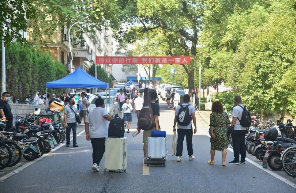 大一新生开学报到,是自己去更好,还是带家长一起去更好?