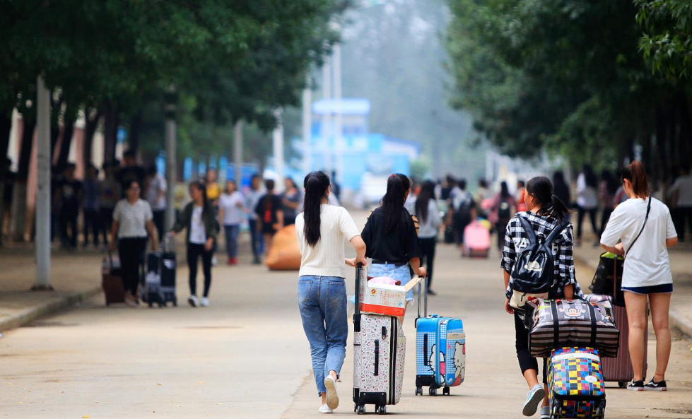 大一新生开学去大学报到,这些钱可以省下来,可以提前了解