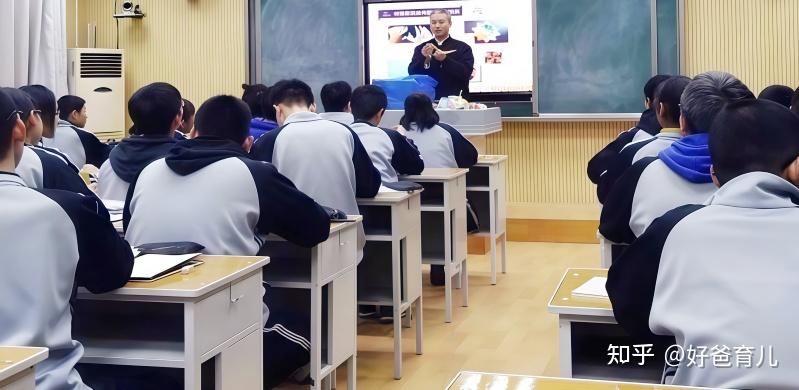 他天赋一般，是老师眼里的“笨孩子”，却是全班唯一考上211的