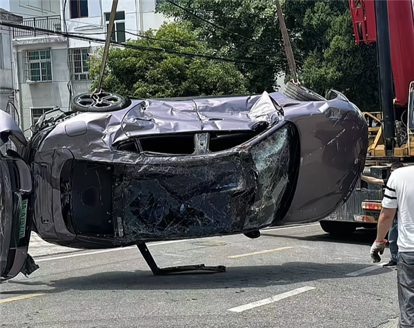 小米SU7被大货车溜车砸到车底致报废：车门能开、语音能用-图4