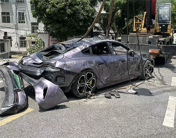 小米SU7被大货车溜车砸到车底致报废：车门能开、语音能用-图5