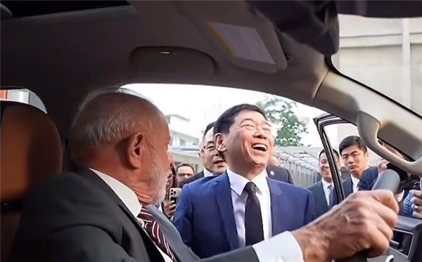巴西总统卢拉亲身体验长城炮：爱不释手猛搓方向盘(图2)