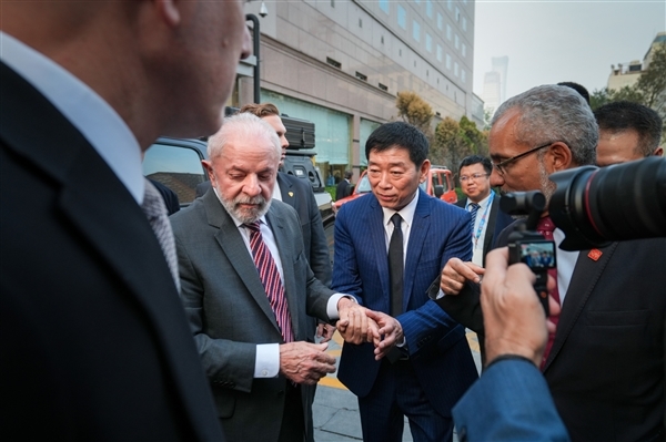 巴西总统卢拉亲身体验长城炮：爱不释手猛搓方向盘(图3)