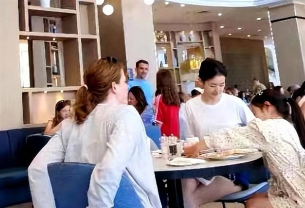 网友在马耳他偶遇刘强东夫妇 牵手逛街很恩爱 打扮显眼被认出-图3
