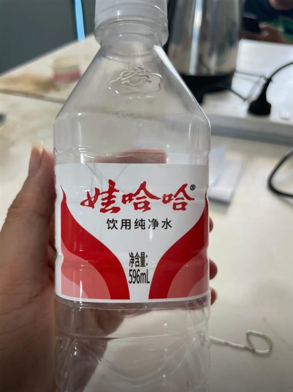 网友发现娃哈哈纯净水由今麦郎代工 客服回应：放心饮用-图3