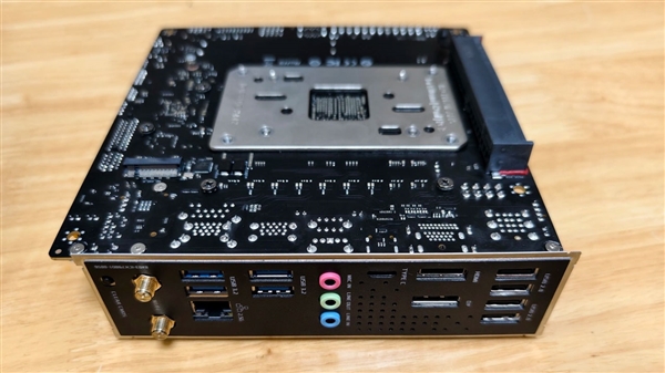 AMD平台首款B850迷你“背插主板”：PCIe x16插槽装在背面(图2)
